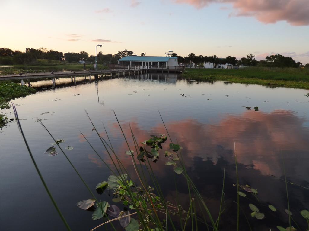 Days Inn & Suites By Wyndham Lake Okeechobee Eksteriør bilde